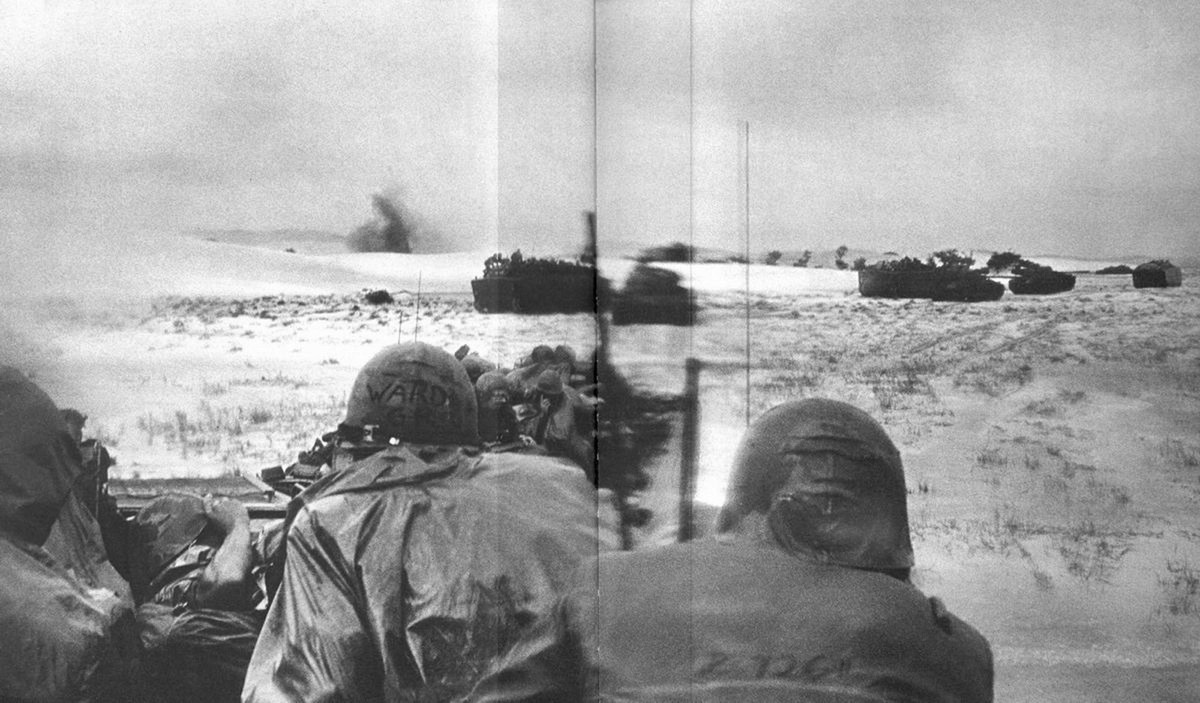 Lực lượng thiết giáp bao gồm xe bọc thép và xe tăng cũng được các tàu há mồm đưa vào bờ cập bến một cách an toàn dù cuộc đổ bộ diễn ra giữa mùa mưa bão. Nguồn ảnh: Flickr.