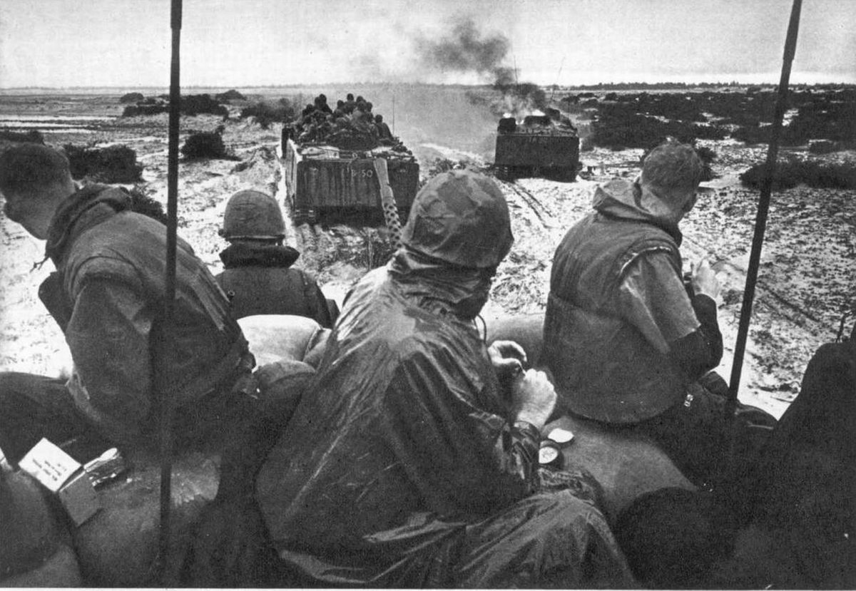 Lực lượng Tiểu đoàn 3 Thủy quân Lục chiến Mỹ sau khi đổ bộ thành công đã tiến thẳng tới căn cứ Đông Hà, Quảng Trị để tăng viện cho lực lượng Mỹ tại căn cứ này và trong khu vực lân cận. Nguồn ảnh: Flickr.