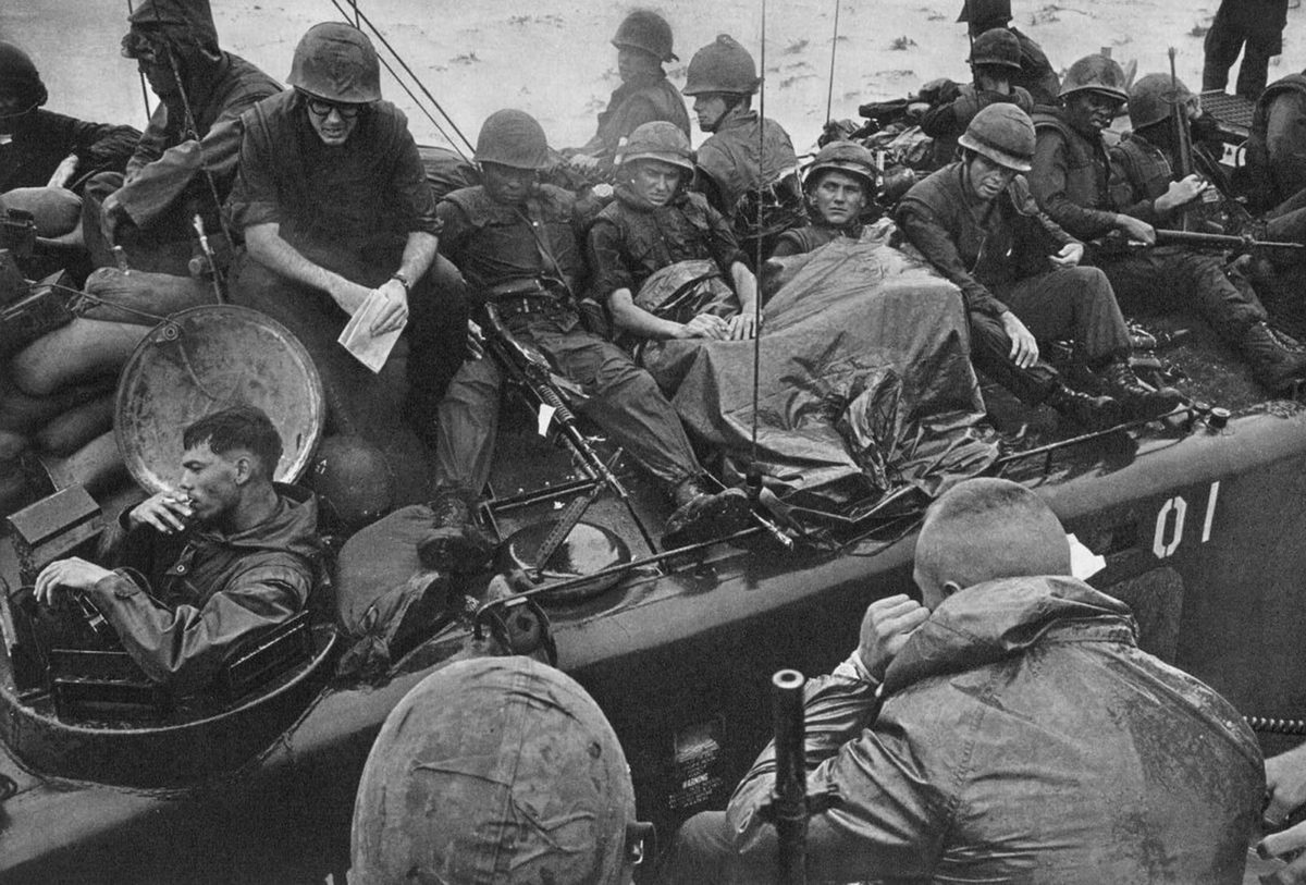 Toàn bộ lực lượng của Mỹ bao gồm Tiểu đoàn 3 Thủy quân Lục chiến cùng một vài lực lượng đặc nhiệm đã lên bờ đầy đủ trước khi mặt trời lặn. Nguồn ảnh: Flickr.
