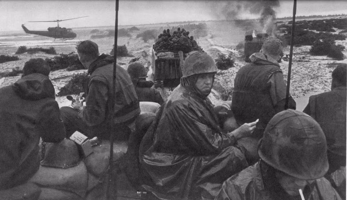 Ở góc trên bên trái của bức ảnh, có thể thấy sự tham gia của cả trực thăng chiến đấu của Mỹ trong cuộc đổ bộ này. Nguồn ảnh: Flickr.