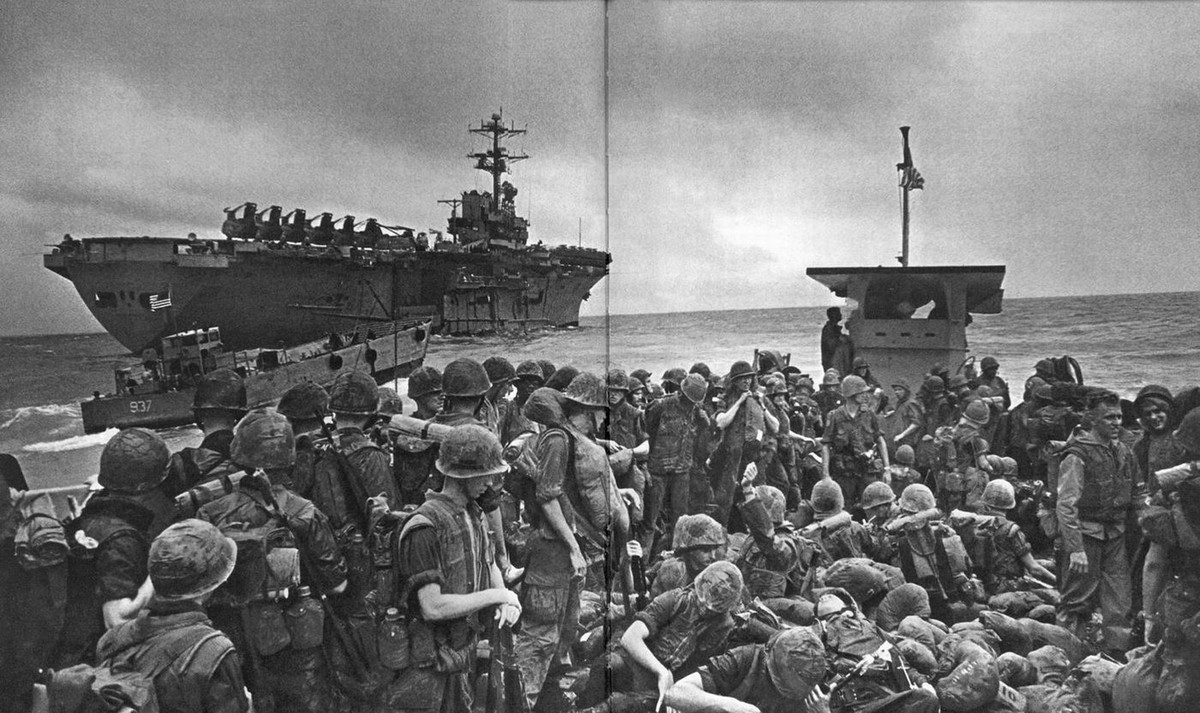 Binh lính Mỹ lên xuồng há mồm vận tải rời hạm đội 7, chuẩn bị đặt chân lên Việt Nam. Nguồn ảnh: Flickr.