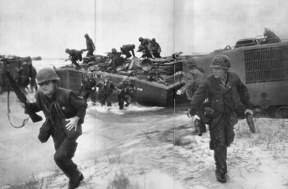 Một vài sự cố đã xảy ra trong cuộc đổ bộ khi các loại thiết giáp hạng nặng của Mỹ không thể bò qua bãi biển do lún cát và phải chờ cứu hộ. Nguồn ảnh: Flickr.