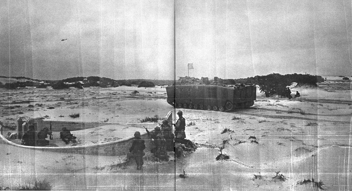 Một góc bãi Cửa Việt với quân Mỹ "lúc nhúc" tiến vào bờ. Nguồn ảnh: Flickr.