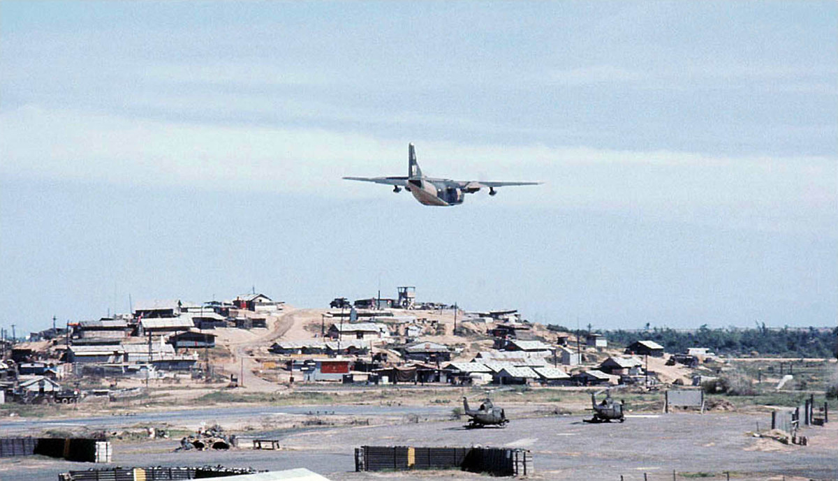 Tuy nhiên, Đức Phổ hầu như không có máy bay tiêm kích và cường kích chiến đấu, các loại máy bay này lại chủ yếu tập trung ở sân bay Đà Nẵng và hiệp đồng nhập đội hình với các phi cơ vận tải từ sân bay Đức Phổ trên không. Nguồn ảnh: Flickr.