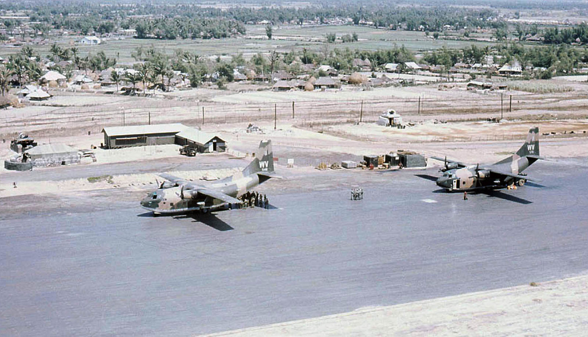 Sân bay Đức Phổ có một đường băng duy nhất có chiều dài 1097 mét. Từ sau 1971, sân bay này không còn được sử dụng. Nguồn ảnh: Flickr.