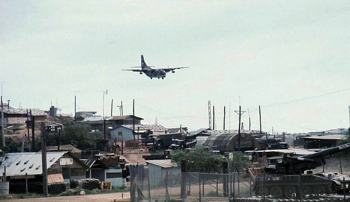 Chính vì vậy, đây là nơi tập trung rất nhiều loại phi cơ vận tải và trực thăng vũ trang cũng như máy bay tuần thám của Mỹ. Nguồn ảnh: Flickr.