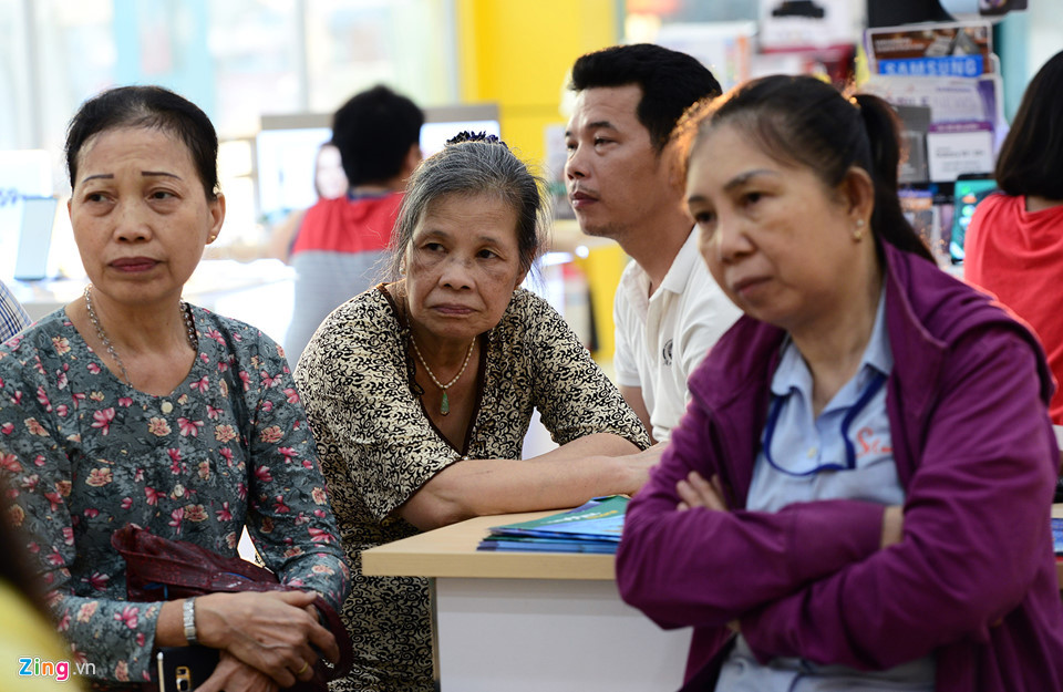 Các chủ thuê bao có thể bổ sung thông tin tại điểm giao dịch, các gian hàng lưu động hoặc dùng ứng dụng do nhà mạng cung cấp. Tuy nhiên, tại các điểm giao dịch có khá nhiều người lớn tuổi chọn cách này để đăng ký. "Thời gian khá rảnh nên tôi trực tiếp ra cửa hàng ngồi chờ, được các cô, chú nhân viên hướng dẫn sẽ dễ hiểu và nhanh chóng hơn", bà Trần Thị Thúy, ngụ quận Tân Bình cho biết.