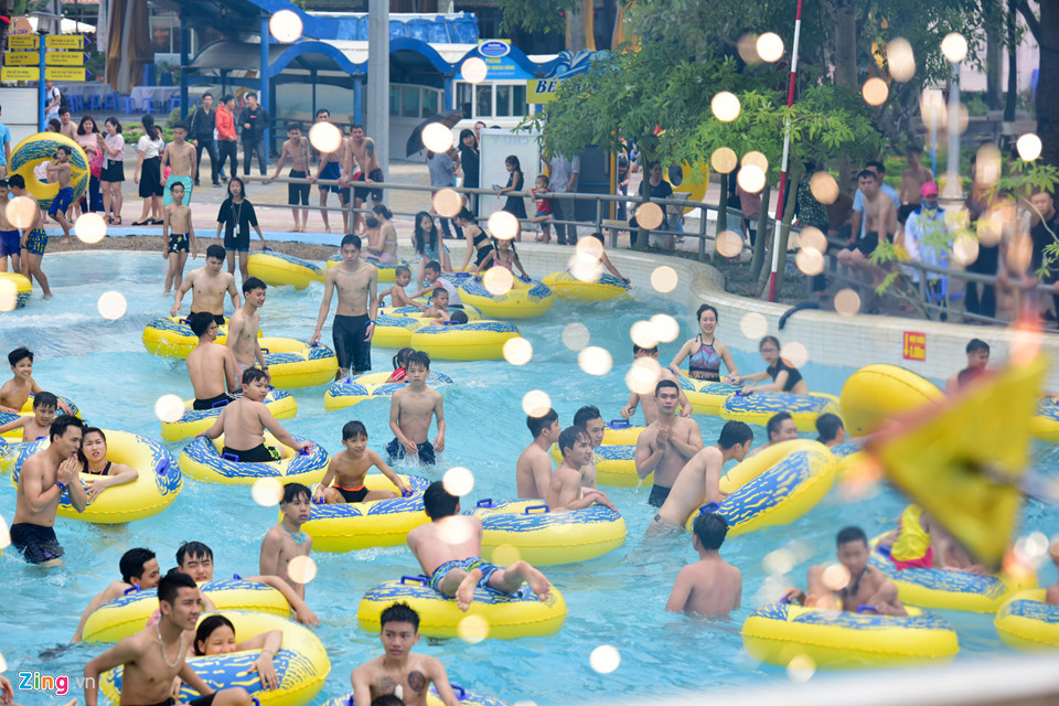 Sáng 21/4, công viên nước Hồ Tây giảm giá vé 78% xuống còn 35.000 đồng sau khi mở cửa trở lại.