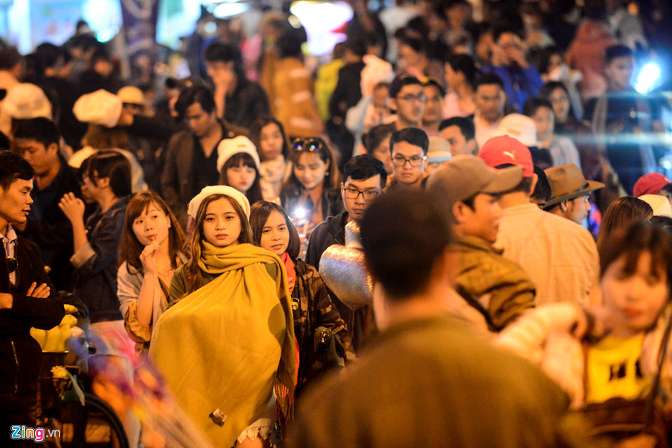 Đường phố đông đúc khiến nhiều người trở nên mệt mỏi. Anh Bảo Duy (ngụ TP.HCM) cho biết đến Đà Lạt vui nhưng đông quá nên anh mệt mỏi. Ngày mai anh sẽ cùng vợ con tìm những nơi thoáng mát ở Đà Lạt để dã ngoại.