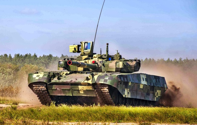 Cụ thể, T-84 Oplot-T có hệ thống radio liên lạc kiểu mới, được thiết kế để phù hợp với hệ thống liên lạc chiến trường hiện Thái Lan đang sử dụng. Kèm theo đó là hệ thống điều hòa nhiệt độ được thêm vào để phù hợp với môi trường tác chiến nhiệt đới. Nguồn ảnh: Pinterest.