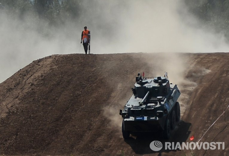 Cơ cấu chuyển động 6x6 cho phép pháo cối tự hành PLL-05 có khả năng di chuyển với tốc độ tối đa lên tới 80 km/h và có dự trữ hành trình tổng cộng 700 km. Nguồn ảnh: RIA.