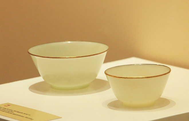 Bát bằng ngọc trắng bịt vàng - Đồ dùng trong cung đình