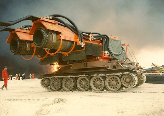 3. Xe cứu hỏa thổi gió của Hungary: Chiếc xe cứu hỏa thổi gió của Hungary là sự kết hợp giữa phần thân của xe tăng chiến đấu T-34 và hai động cơ phản lực của máy bay chiến đấu MiG-21. Khi xe hoạt động, hai động cơ phản lực sẽ thổi hỗn hợp dung dịch chữa cháy vào khu vực hỏa hoạn. Nó có thể thổi 220 lít dung dịch vào đám cháy mỗi giây.