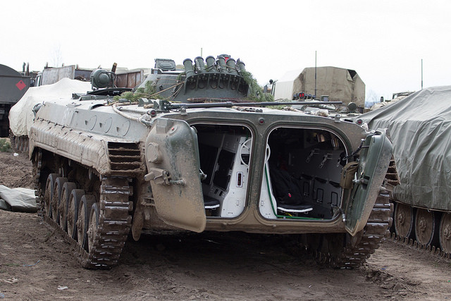 Theo thông tin số liệu được phía Nga công bố, phía Ukraine hiện đang có một lực lượng thiết giáp bọc thép và xe chiến đấu bộ binh rất lớn, bao gồm khoảng 193 chiếc BMP-1, 890 chiếc BMP-2, 4 chiếc BMP-3 và một số lượng hạn chế BTR-3/BTR-4. Nguồn ảnh: Flickr.