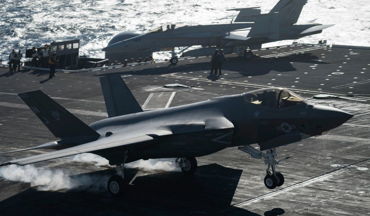 Các phi công Mỹ nhận định, công nghệ tàng hình thực chất không hề tăng khả năng quay vòng hay tốc độ của loại máy bay này. Chính vì vậy, khi đã bị phát hiện, F-35 dường như sẽ cầm chắc phần thua trong tay, nhất là khi đối phương của nó là một máy bay đủ tốt và một phi công nhiều kinh nghiệm. Nguồn ảnh: USAF.