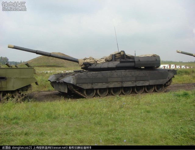 Giống các loại xe tăng khác cùng thời của Nga, T-80UM2 cũng được trang bị những khẩu súng máy 7,62mm và súng máy 12,7mm làm vũ khí phụ. Nguồn ảnh: Hecao.