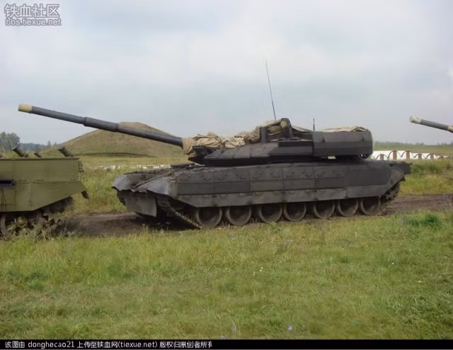 Giống các loại xe tăng khác cùng thời của Nga, T-80UM2 cũng được trang bị những khẩu súng máy 7,62mm và súng máy 12,7mm làm vũ khí phụ. Nguồn ảnh: Hecao.