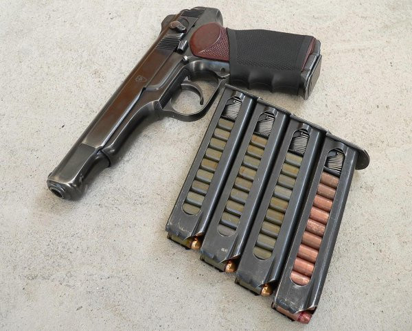 Dần dần, khẩu APS đã bị biến mất khỏi biên chế của quân đội Liên Xô vì không mấy ai thích sử dụng nó, nhất là kể từ khi những khẩu AK-74U gọn nhẹ được ra đời, ưu thế nhỏ gọn của APS đã gần như không còn nữa. Nguồn ảnh: Pinterest.