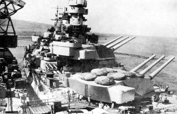 Mặc dù vậy, lực lượng Hải quân với các thiết giáp hạm và tàu chiến cực khủng của Italy lại chỉ có đóng góp trong cuộc chiến ở Bắc Phi. Toàn bộ cuộc chiến còn lại, lực lượng Hải quân Italia dù rất mạnh nhưng cũng không thể ra khỏi được "ao làng" Địa Trung Hải. Nguồn ảnh: Pinterest.