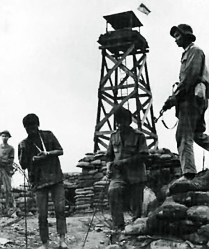 Tù binh tại căn cứ Đầu Mấu. Nguồn ảnh: Flickr.