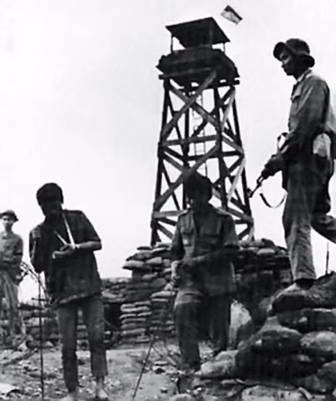 Tù binh tại căn cứ Đầu Mấu. Nguồn ảnh: Flickr.