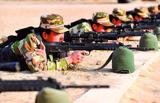 Một điểm đặc biệt đó là QBU-88 có hộp tiếp đạn lên tới 10 viên, kèm theo đó là tầm bắn hiệu quả từ 400 tới 1050 mét. Phiên bản xuất khẩu của khẩu súng này được định danh là KBU-97, tuy nhiên hiện tại vẫn chưa có lực lượng quân sự chính quy nào trên thế giới ngoài Trung Quốc sử dụng loại súng này trong biên chế của mình. Nguồn ảnh: Chinanews.