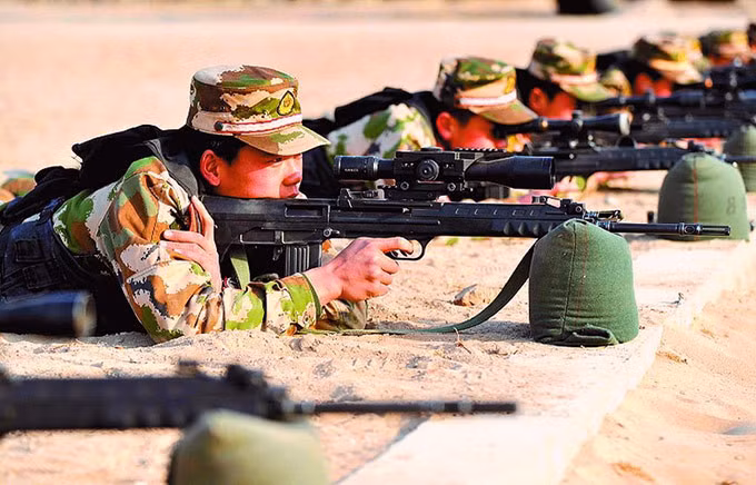 Một điểm đặc biệt đó là QBU-88 có hộp tiếp đạn lên tới 10 viên, kèm theo đó là tầm bắn hiệu quả từ 400 tới 1050 mét. Phiên bản xuất khẩu của khẩu súng này được định danh là KBU-97, tuy nhiên hiện tại vẫn chưa có lực lượng quân sự chính quy nào trên thế giới ngoài Trung Quốc sử dụng loại súng này trong biên chế của mình. Nguồn ảnh: Chinanews.