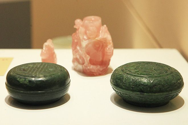 Ngọc hồng và đôi hộp bằng ngọc xanh xám thời nhà Nguyễn (thế kỷ 19)- Đồ dùng trong cung đình.