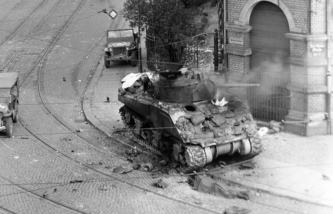 Tuy nhiên, hiệu quả chiến đấu của những chiếc xe tăng Sherman lại không được cao cho lắm, bù lại, Mỹ cũng giống Liên Xô, có một nguồn lực vô hạn và đã sản xuất được tổng cộng gần 50.000 chiếc Sherman trong toàn bộ cuộc chiến. Nguồn ảnh: History.