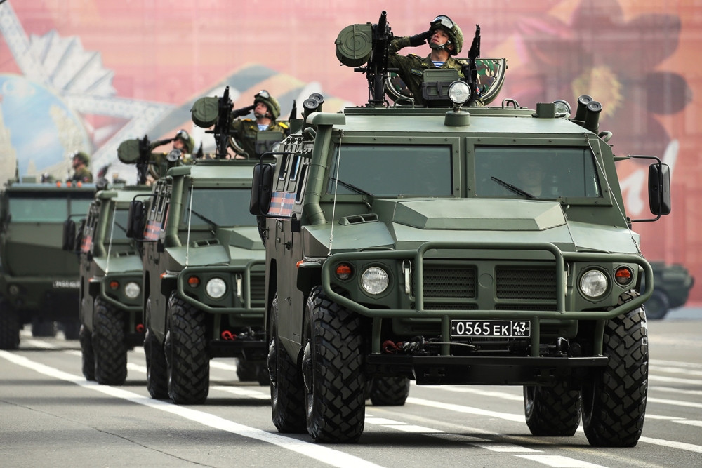 Đoàn gần 100 xe tăng, thiết giáp có mặt trong lễ diễu binh mừng Ngày Chiến thắng (9/5) tại Nga đã có mặt tại thao trường Albino. Trong ảnh là xe thiết giáp bộ binh Tigr.