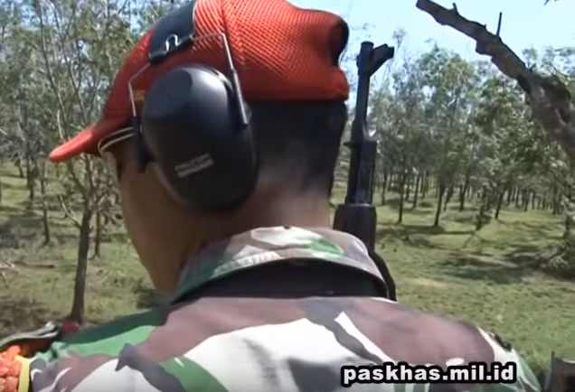 Trong khi bên dưới là những binh lính huấn luyện thì bên trên sẽ là sĩ quan chỉ huy. Nguồn ảnh: Paskhas.