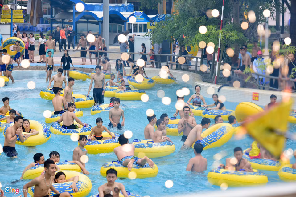 Sáng 21/4, công viên nước Hồ Tây giảm giá vé 78% xuống còn 35.000 đồng sau khi mở cửa trở lại.