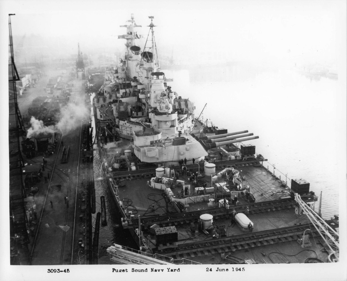 Thậm chí, sàn tàu cũng được bọc tới hai lớp thép, lớp đầu tiên dày tổng công 57mm, lớp thứ hai dày 179mm, đảm bảo những phát đạn từ phía đối phương không thể xuyên thủng sàn tàu được. Nguồn ảnh: navsource.org