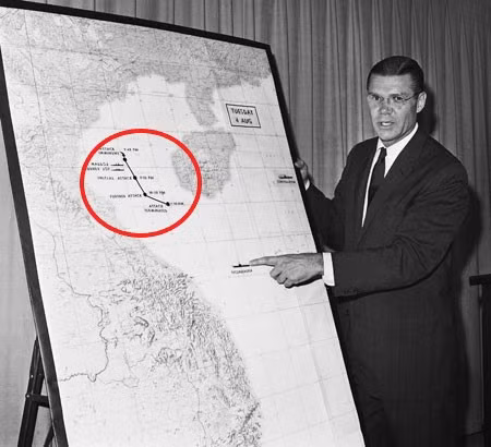 McNamara đang lý giải về việc tàu Mỹ bị tấn công ở Vịnh Bắc Bộ và cho rằng các tàu Mỹ đang ờ "hải phận quốc tế". Vòng tròn đỏ là nơi diễn ra vu việc. Ảnh: Sputnik.