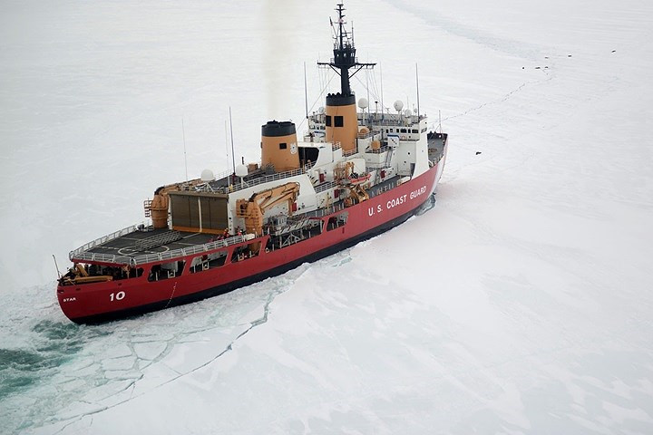 Bức hình ấn tượng về một tàu phá băng hạng nặng của lực lượng tuần duyên Mỹ hoạt động ở vùng biển Ross.