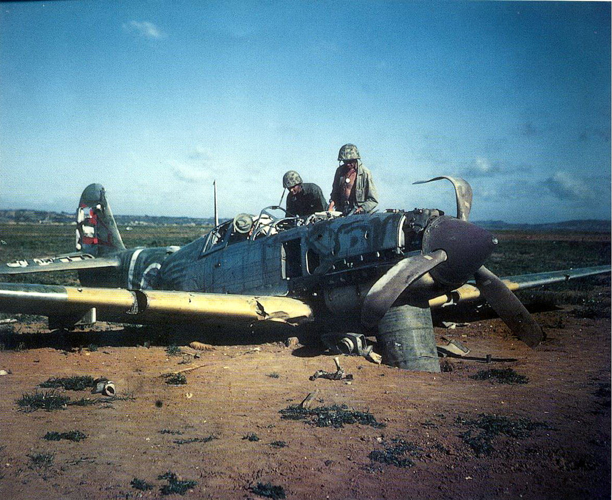 Tốc độ bay tối đa của tiêm kích Kawasaki Ki-61 vào khoảng 580 km/h, tầm bay tối đa của Ki-61 cũng là 580 km, trần bay 11.600 mét và cần tối thiểu 7 phút để lên được độ cao 5000 mét. Nguồn ảnh: Pinterest.