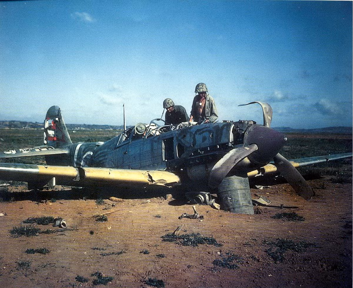 Tốc độ bay tối đa của tiêm kích Kawasaki Ki-61 vào khoảng 580 km/h, tầm bay tối đa của Ki-61 cũng là 580 km, trần bay 11.600 mét và cần tối thiểu 7 phút để lên được độ cao 5000 mét. Nguồn ảnh: Pinterest.