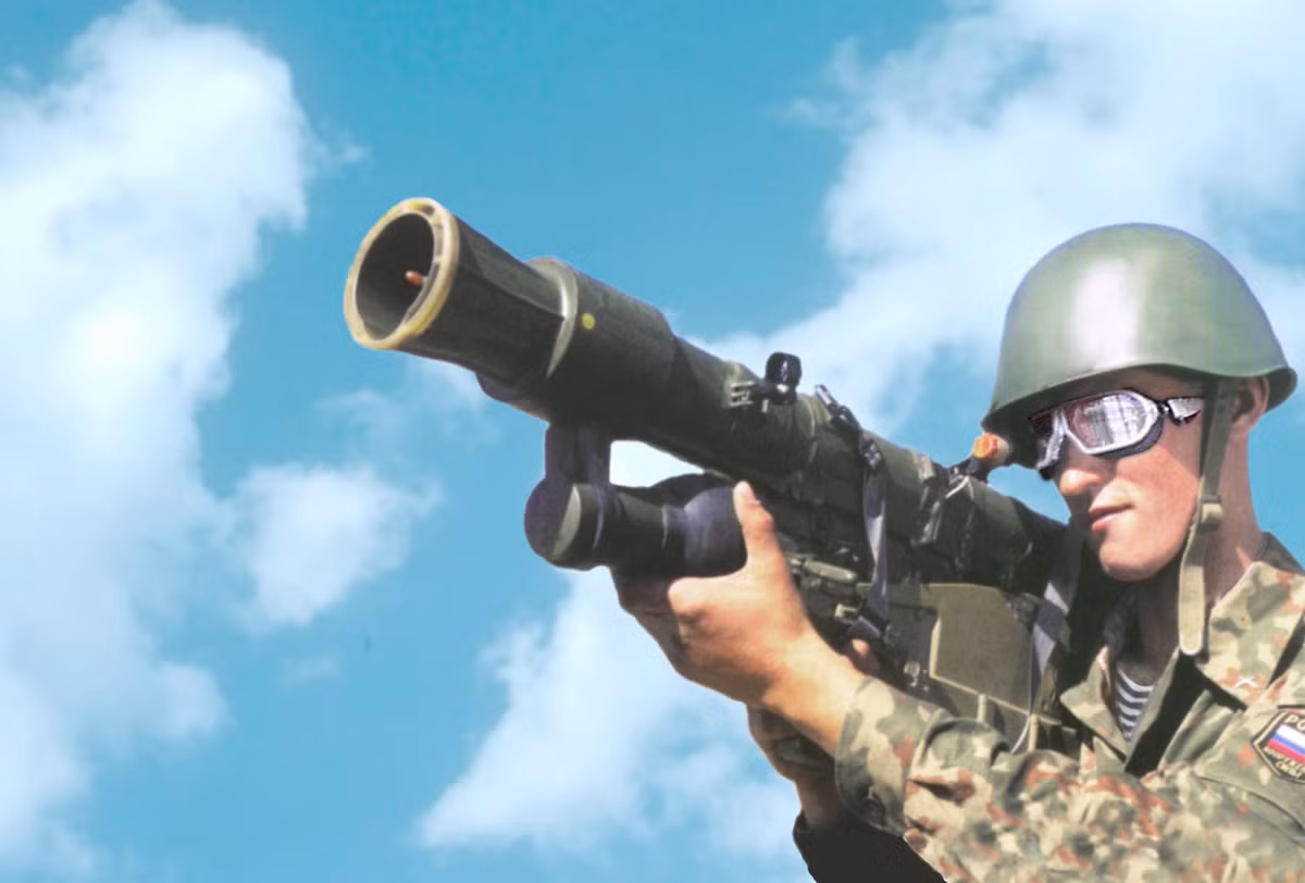 Loại tên lửa phòng không vác vai này có trọng lượng tổng cộng 10,8 kg, dài 1,57 mét và có đường kính đầu đạn 72mm. 9K38 Igla có đầu đạn nặng 1,17 kg trong đó có 390 gram thuốc nổ. Nguồn ảnh: Rusfoto.