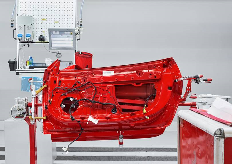 Mọi cánh cửa trên xe Ferrari đều được cắt và dập bằng nhôm tại nhà máy Scaglietti (Modena), cách cơ sở chính 22 km. Cửa sẽ được gắn lên xe tại cuối dây chuyền sản xuất.