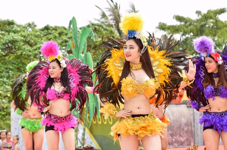 Trong ngày mở cửa, công viên nước Hồ Tây tổ chức nhiều hoạt động để phục vụ khán giả như trình diễn các vũ điệu samba.