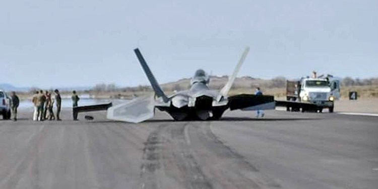 Theo đó một chiếc máy bay F-22 của Không đoàn 3 thuộc Không quân Mỹ hôm qua đã gặp sự cố kỹ thuật nghiệm trọng khi cố cất cánh từ căn cứ không quân Elmendorf ở phía Tây Nevada, Mỹ. Nguồn ảnh: Aviationist.