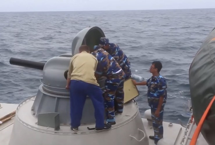 Do sử dụng cơ chế nạp đạn bằng điện chứ không dùng trích khí, khẩu pháo này hoàn toàn không có độ giật. Tuy nhiên, đây cũng có thể coi là điểm yếu của AK-630. Khẩu pháo này sẽ không thể hoạt động được khi mất nguồn năng lượng vận hành. Nguồn: QPVN.