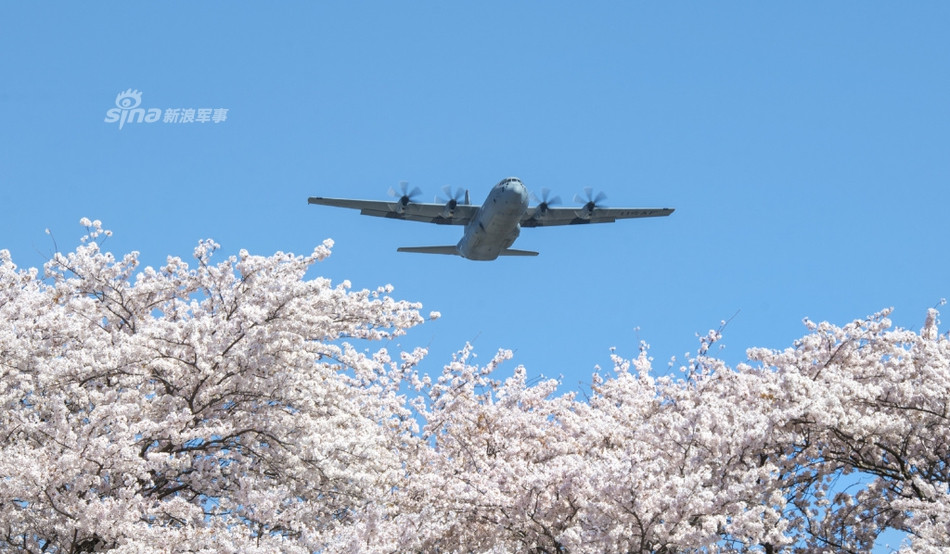 Căn cứ Không quân này có một đường băng dài 3353 mét, tương đương 11.000 ft, đạt tiêu chuẩn để làm đường băng cất - hạ cánh cho cả những máy bay vận tải lớn nhất của Mỹ hiện tại. Nguồn ảnh: Sina.