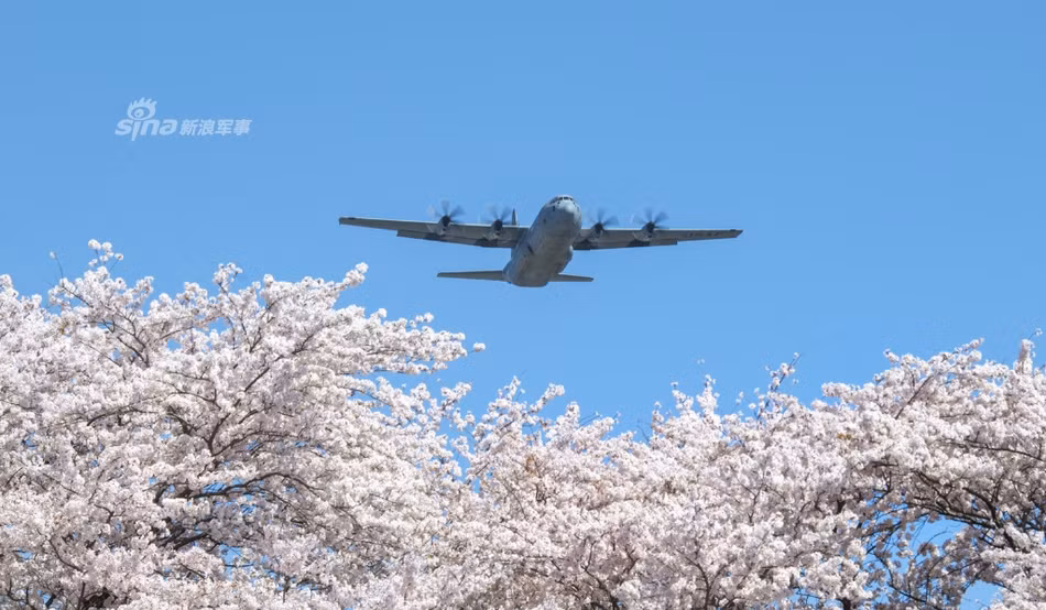 Căn cứ Không quân này có một đường băng dài 3353 mét, tương đương 11.000 ft, đạt tiêu chuẩn để làm đường băng cất - hạ cánh cho cả những máy bay vận tải lớn nhất của Mỹ hiện tại. Nguồn ảnh: Sina.