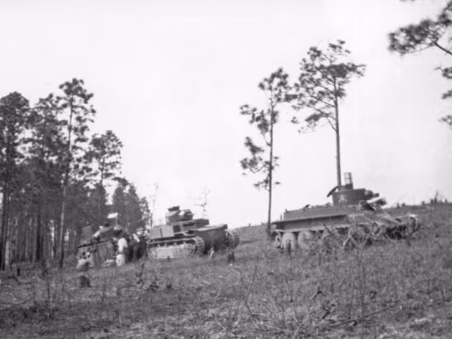 Choáng váng hơn, phiên bản xe tăng Christie M1928 còn có khả năng... tháo xích để chạy bằng lốp. Khi chạy bằng lốp, tốc độ của nó lên tới 110 km/h và kíp lái vẫn hoàn toàn có thể điều khiển một cách dễ dàng. Nguồn ảnh: Tankar.