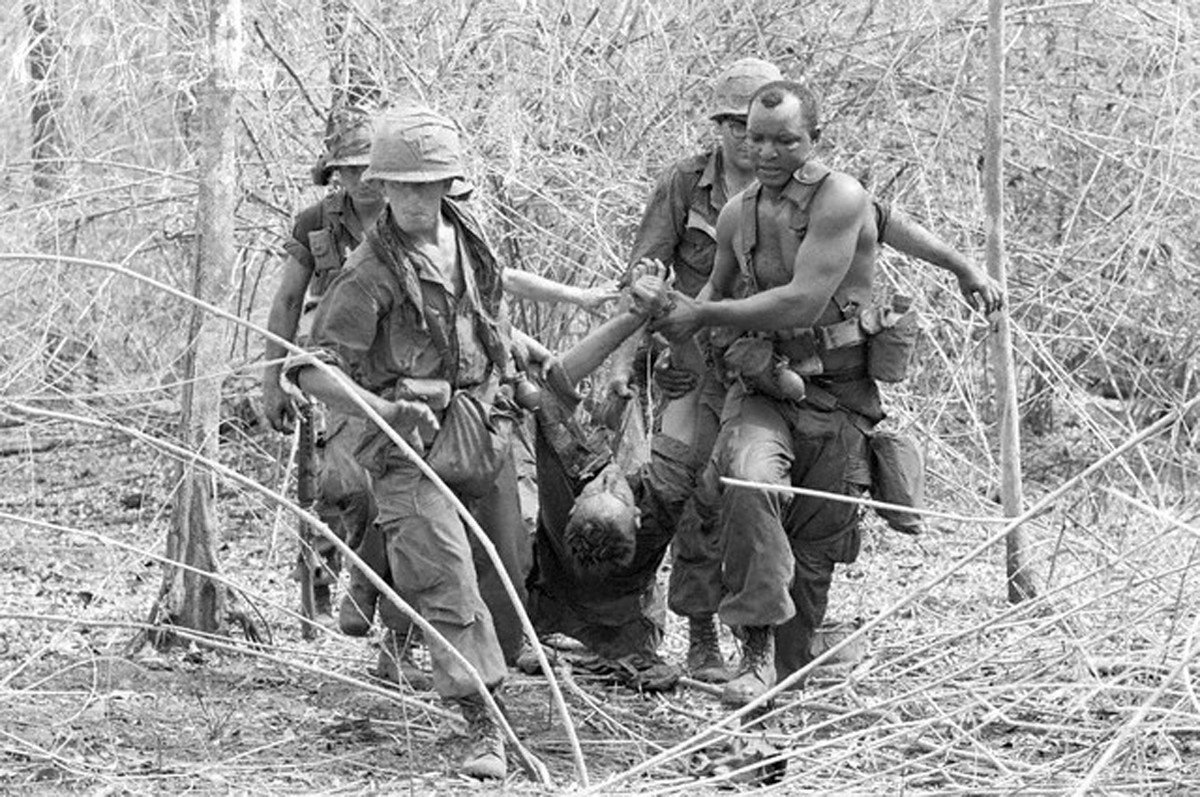 Khi được thả dù từ máy bay, các tiểu đội dù sẽ bị rơi rải rác trong một khu vực rộng dài hàng cây số, khiến thời gian tụ tập lại quân và thiết lập vành đai phòng vệ là rất mất thời gian - khi này, lính Mỹ đang ở rải rác xa nhau rất dễ bị "bắt lẻ" bởi Quân Giải phóng. Nguồn ảnh: Corbis.