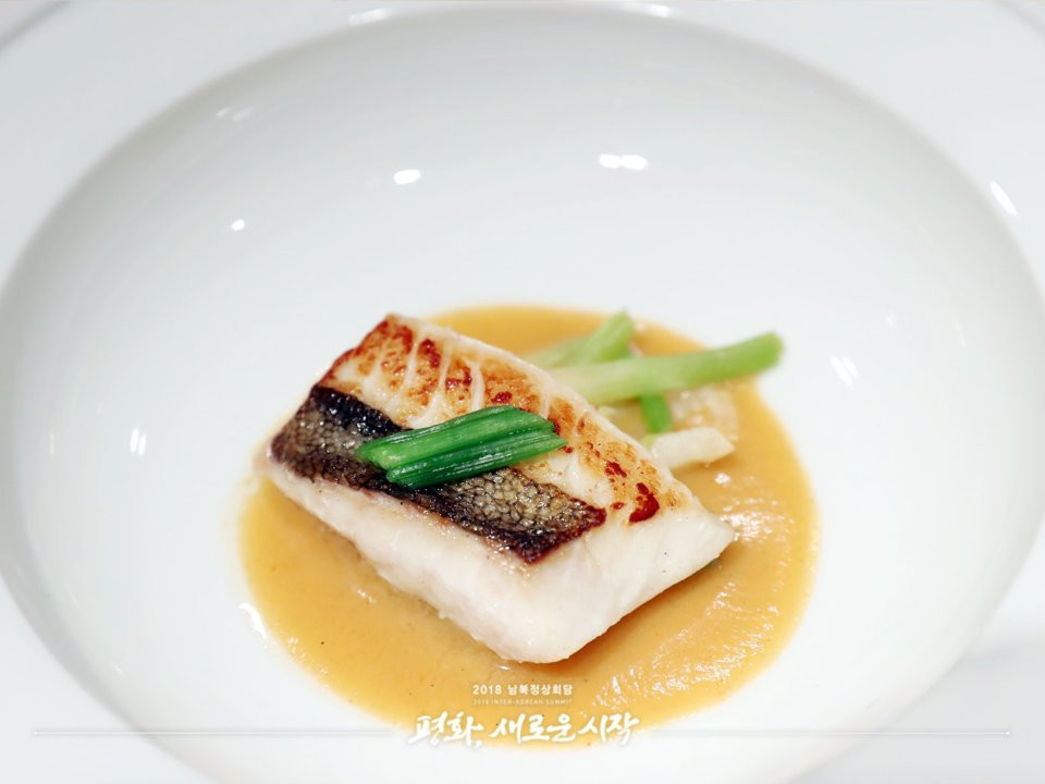 Cá John Dory nướng - một loại cá nổi tiếng xuất khẩu đi khắp thế giới được nuôi trồng ở Busan - Hàn Quốc. Nguồn ảnh: Reuters.