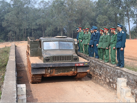 Ra đời từ cuối những năm 50, xe bánh xích ATC-59 hay còn gọi là ATS-59 được xếp vào loại xe kéo pháo bánh xích, do Liên Xô sản xuất và được sử dụng chuyên để kéo những khẩu pháo hạng nặng. Nguồn ảnh: Datviet.