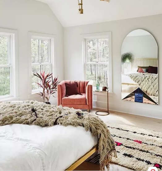 Thêm nhiều gương, cửa sổ, ánh sáng, bạn sẽ thấy căn phòng nhà mình rộng, thoáng hơn mấy phần.