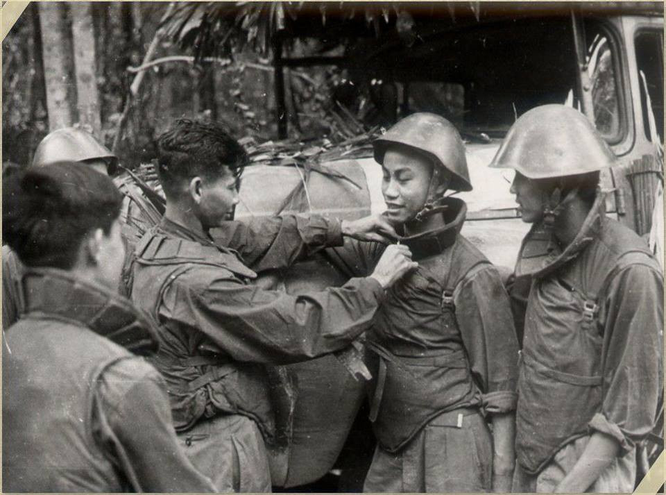 Áo giáo chống đạn và mũ sắt dành cho lính lái xe của ta trên đường mòn Trường Sơn, ngoài ra một số đơn vị công binh kỹ thuật của quân đội ta cũng được trang bị loại quân trang này trong kháng chiến chống Mỹ. Nguồn ảnh: VMF.